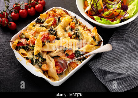 Butternut Kürbis pasta Backen Stockfoto