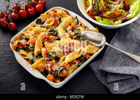 Butternut Kürbis pasta Backen Stockfoto