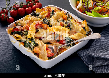 Butternut Kürbis pasta Backen Stockfoto