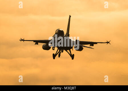 Ein F-16 Kampfjet der belgischen Luftwaffe bei einem schönen Sonnenuntergang. Stockfoto