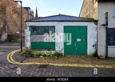 Kleine und derillict lock up Werkstatt oder Garage in Lancaster Stockfoto