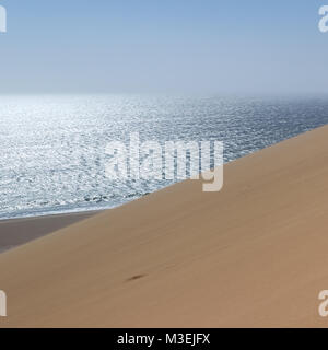 Sandwich Harbour, wo die Wüste den Ozean trifft, Namibia, Afrika Stockfoto