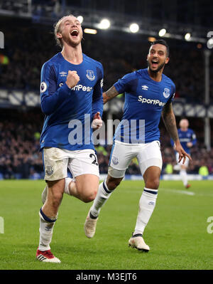 Everton ist Tom Davies (links) feiert dritten Ziel seiner Seite des Spiels zählen während der Premier League Spiel im Goodison Park, Liverpool. Stockfoto