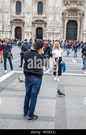 Mann ein Bild von einer Frau vor dem Duomo, Mailand, Italien Stockfoto