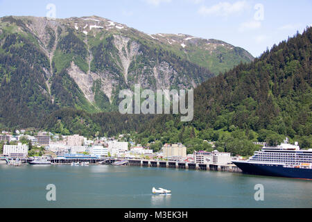 Die Ansicht von Juneau Innenstadt umgeben von Mount Juneau und Mount Roberts (Alaska). Stockfoto