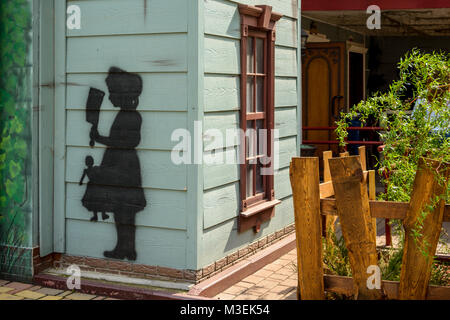 Störende stützen sich auf eine Wand in Charkiw, Ukraine Stockfoto