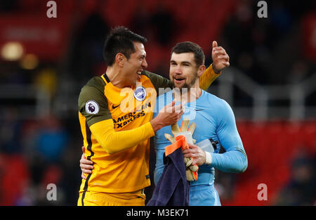 Brighton & Hove Albion Leonardo Ulloa (links) und Brighton & Hove Albion Torhüter Matthew Ryan reagiert, nachdem der letzte während der Premier League Spiel in der bet365-Stadion, Stoke Pfeifen. Stockfoto