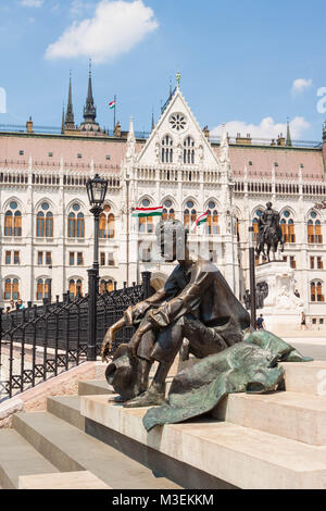 Budapest, Ungarn - 4. Juni 2017: Sitzung skulpturale Porträt des ungarischen Dichters Attila József auf der Treppe in der Nähe des ungarischen Parlaments gesetzt und Danub Stockfoto