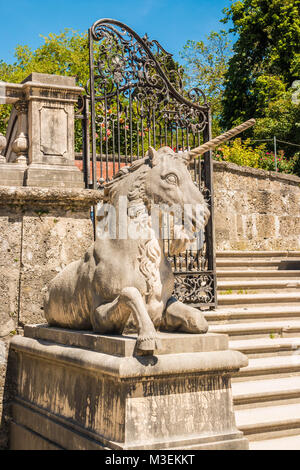 Einhorn statue bewachen das Tor zu schöne schöne Mirabellgarten (Mirabellgarten), Salzburg, Österreich Stockfoto