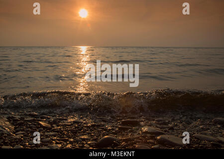 Wakefield, Michigan - Sonnenuntergang über Lake Superior am Presque Isle landschaftlich reizvollen Gegend von Porcupine Mountains Wilderness State Park. Stockfoto