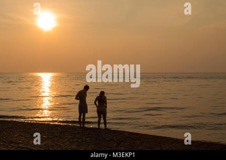 Wakefield, Michigan - Sonnenuntergang über Lake Superior am Presque Isle landschaftlich reizvollen Gegend von Porcupine Mountains Wilderness State Park. Stockfoto