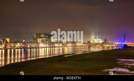 Köln bei Nacht im Jahr 2015 getroffen Stockfoto