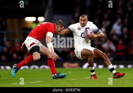 England's Jonathan Joseph (rechts) in Aktion während der NatWest 6 Nations Spiel im Twickenham Stadium, London. Stockfoto