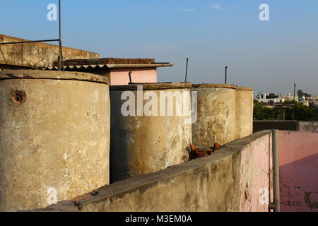 Wassertanks auf der Terrasse einer Wohnung in Delhi, Indien Stockfoto