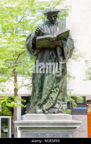 Statue der Niederländischen Renaissance Humanisten Erasmus von Rotterdam bei Grotekerkplein, Rotterdam, Niederlande Stockfoto