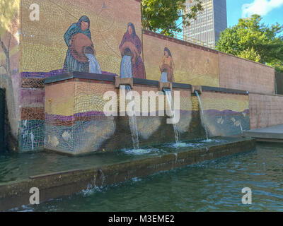 Oklahoma City, Oklahoma/September 27, 2015: Das Mosaik ist, Frauen das Gießen von Wasser aus großen Terrakottavasen auf der künstlichen Kanal Wasserstraße Stockfoto