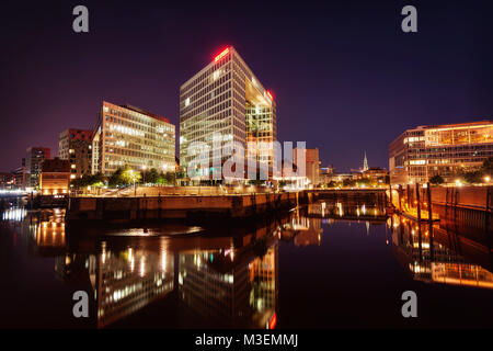 Spiegel Gebäude in der Hafencity, Hamburg, Deutschland in der Nacht. Am 5. August 2017. Im Jahr 2017 getroffen Stockfoto