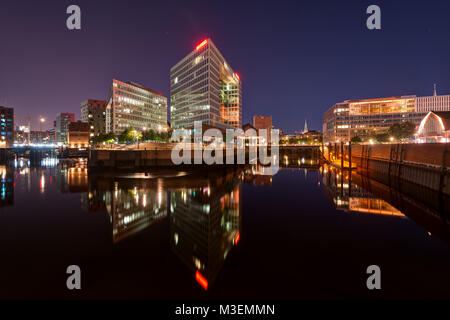Spiegel Gebäude in der Hafencity, Hamburg, Deutschland in der Nacht. Am 5. August 2017. Im Jahr 2017 getroffen Stockfoto