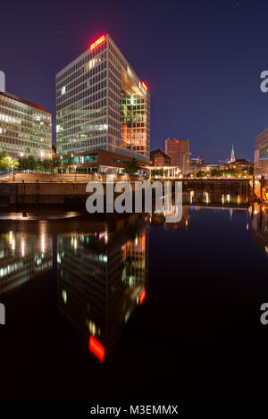 Spiegel Gebäude in der Hafencity, Hamburg, Deutschland in der Nacht. Am 5. August 2017. Im Jahr 2017 getroffen Stockfoto