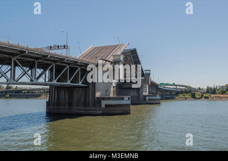 Open Morrison Zugbrücke in Portland Oregon über den Willamette River Stockfoto