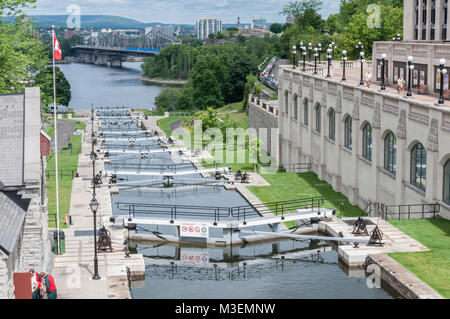 Ottawa, Ontario/Kanada - 29. Juni 2010: Diese Sperren in Ottawa sind Teil der Rideau Canal, die als National Historic Site von Kanada gekennzeichnet ist. Stockfoto