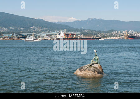 Vancouver, British Columbia/Kanada - 20. Juli 2010: Mädchen in der Neoprenanzug ist eine lebensgroße Bronze Skulptur von Elek Imredy im Wasser auf der Nordseite von Stockfoto