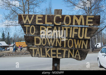 Talkeetna, Alaska - 25. Mai 2013: Willkommen Anmelden auf der Hauptstraße. Cicely in der TV-Show "Northern Exposure" angeblich Muster nach Talkeetna. Stockfoto