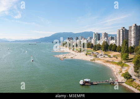 Lange Distanz Blick auf Vancouver British Columbia Kanada Küste und Berge in der Ferne und Boote im Wasser aus der Ferne Stockfoto