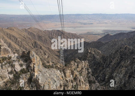 Blick aus der Gondel der Palm Springs Aerial Tramway, die weltweit größte rotierende Tram Car Stockfoto