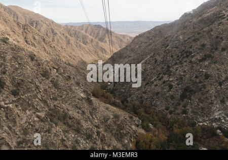 Blick aus der Gondel der Palm Springs Aerial Tramway, die weltweit größte rotierende Tram Car Stockfoto