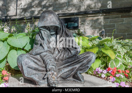 Ottawa, Ontario/Kanada - 29. Juni 2010: Wenn ich war hungrig und durstig durch Bildhauer Timothy S. Schmalz sitzt im Garten in St. Andrew's Presbyterian Stockfoto