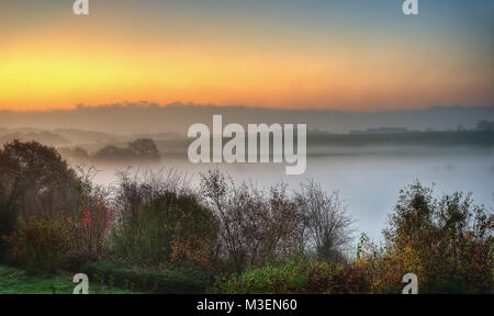 Sonnenaufgang über Morgennebel, Aachen, Deutschland im Jahr 2015 übernommen Stockfoto