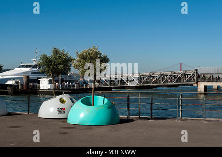 Cais do Sodré, Lissabon, Portugal. Menschen aus dem Boot in den Hintergrund. Stockfoto