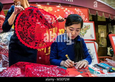 Eine chinesische Master ist in Jianzhi Volkskunst - traditionelle dekorative Chinesische Papier schneiden, in Moskau GUM store, Russland Stockfoto