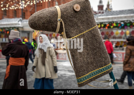 Ein Pferd von einem Stiefel während der Fastnacht Festlichkeiten auf dem Platz der Revolution im Zentrum von Moskau, Russland Stockfoto