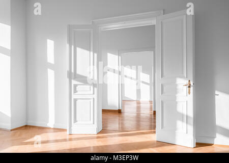 Schöne leere Flach, helle Wohnung - Immobilien innen Stockfoto