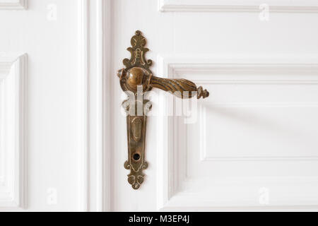 Alte Türgriff closeup auf hölzernen Tür in schöne Wohnung - Innenraum Stockfoto