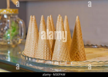 Kegel Eis. Leer, knusprige Eis. Waffel für Speiseeis Stockfoto