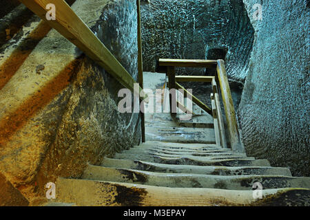 Sehr alte Holztreppe in das Salzbergwerk, Detail Stockfoto