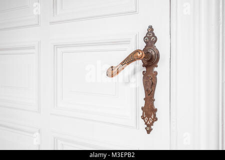 Schöne alte Türgriff auf hölzernen Tür innen Altbau Apartment - Innenraum Stockfoto