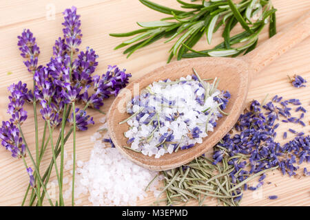 Löffel aus Holz mit Kräuter Salz von Rosmarin und Lavendel Blüten Stockfoto