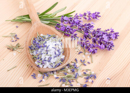Löffel aus Holz mit Kräuter Salz von Rosmarin und Lavendel Blüten Stockfoto