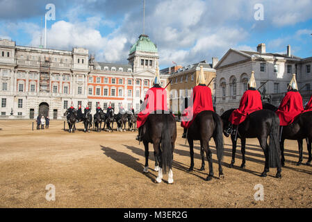 Mitglieder des Queen's Royal Horse Guards zu Pferde, Reiten auf den Wachwechsel Zeremonie in Horse Guards Parade in London, England. Stockfoto