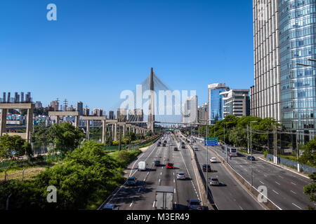 Octavio Frias Brücke oder Ponte Estaiada - Sao Paulo, Brasilien Stockfoto