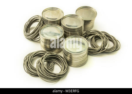 Zinn Deckel isoliert mit Gummischeiben auf weißem Hintergrund, für den Abschluss von Gläsern. Abdeckung für den Naturschutz. Stockfoto