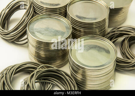 Zinn Deckel isoliert mit Gummischeiben auf weißem Hintergrund, für den Abschluss von Gläsern. Abdeckung für den Naturschutz. Stockfoto