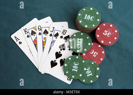 Poker Chips, Poker Karten. Poker spiel. Gewinnen Karten auf den Tisch. Stockfoto