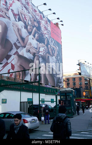 Werbung mit Reklametafeln mit Fußgängern bei E.Houstion Street und Crosby Street in SoHo Bereich. Manhattan, New York City, USA. Stockfoto