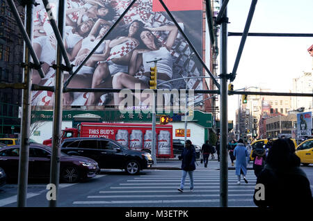 Bau Gerüste und Werbung mit Reklametafeln mit Fußgängern bei E.Houstion Street und Crosby Street in SoHo Bereich. Manhattan, New York City, USA. Stockfoto