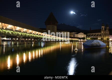 Nacht Blick auf die Kapellbrücke in Luzern Stockfoto